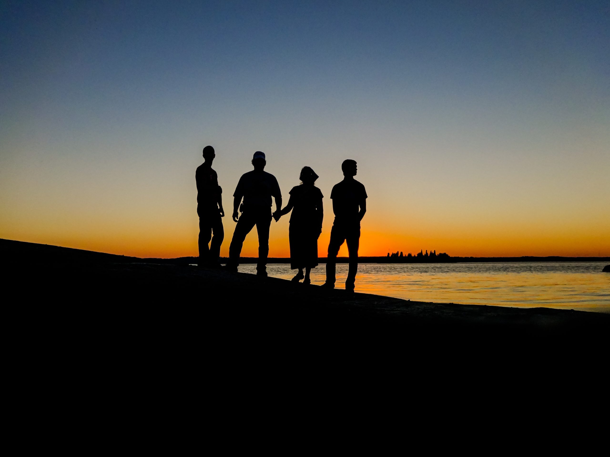 Les gens pendant le coucher du soleil