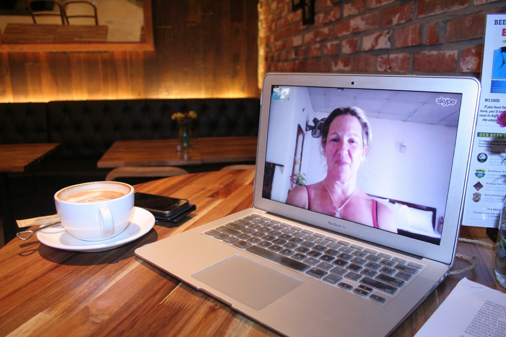 Skype-Benutzer in einer Webkonferenz mit iOS Apple Macbook