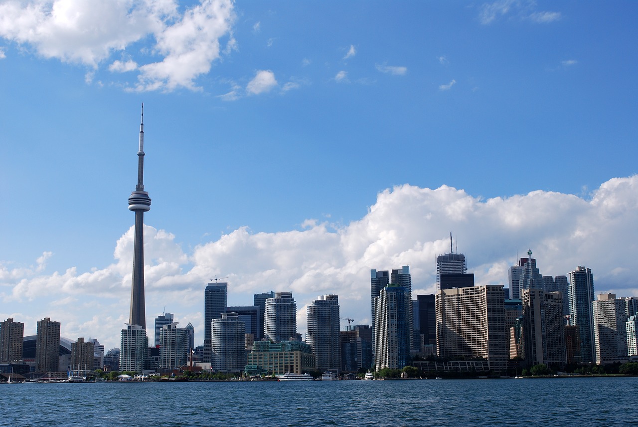 Langit pusat bandar Toronto pada waktu pagi dengan menara CN