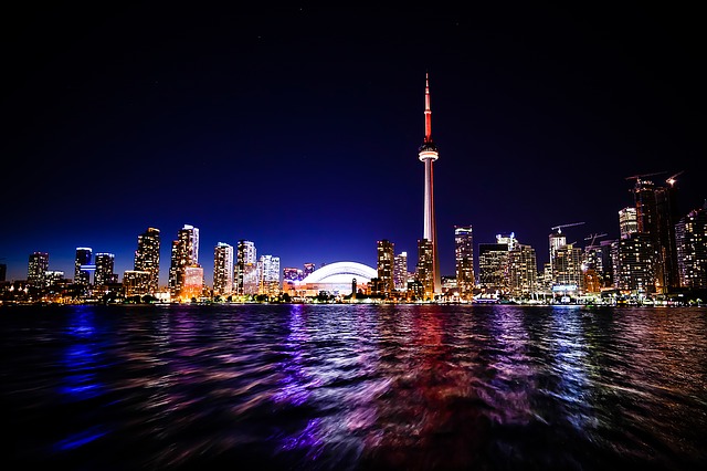 tepi laut bandar raya toronto di tepi laut pada waktu malam dengan menara CN dan pusat rogers