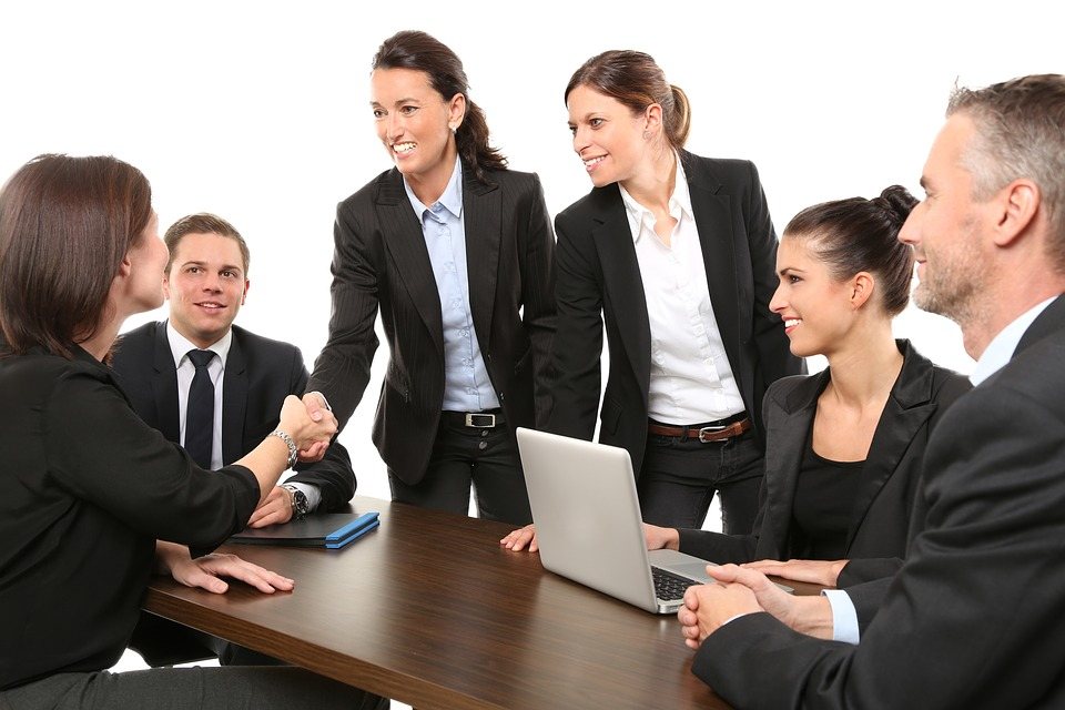 grupo de gente de negocios durante una reunión sin interrupciones de llamadas de conferencia