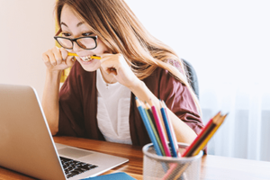 ragazza con il computer portatile