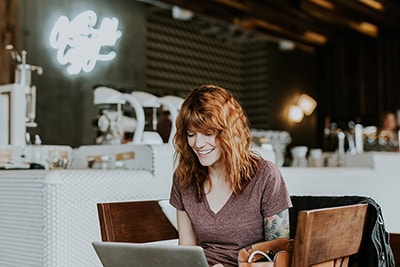 wanita dengan laptop