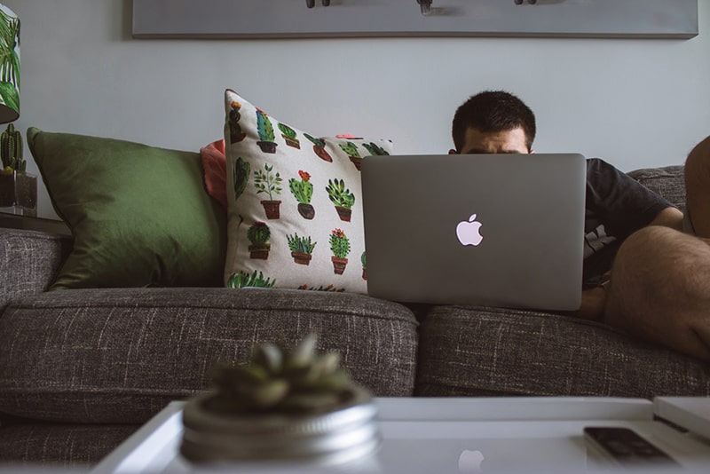 seorang pria yang bekerja di laptop