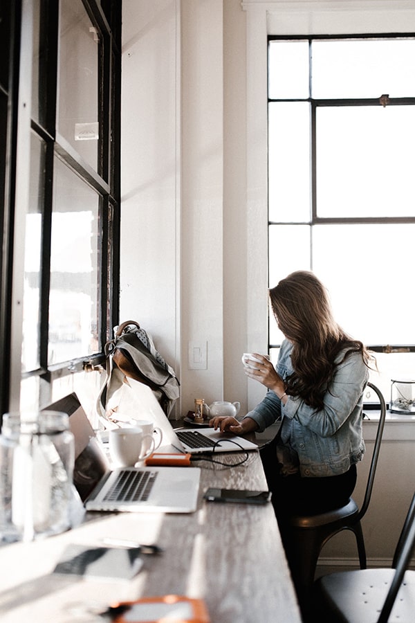 wanita bekerja di kantor dengan komputer