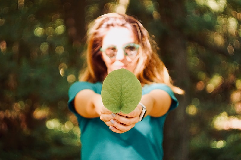 gadis dengan daun hijau