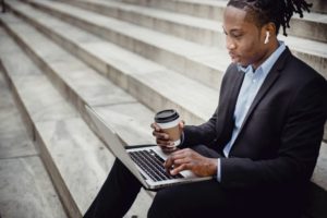 homme noir sur ordinateur portable