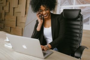 wanita kulit hitam di telefon