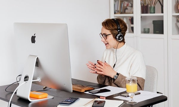 lady on video call-min