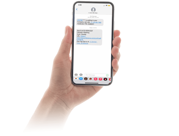 une main tient un iphone avec des invitations SMS à l'écran