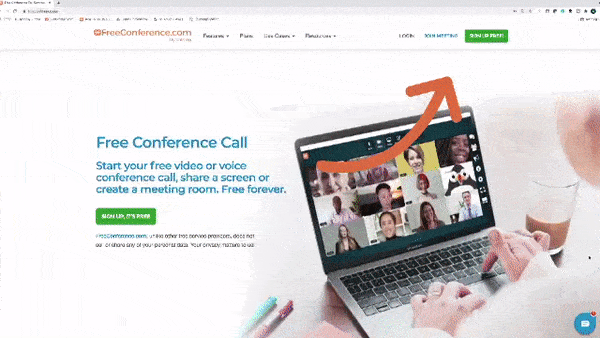 un gif montrant une flèche pointant vers le bouton d'inscription dans le coin supérieur droit de la barre de navigation supérieure de la page d'accueil de FreeConference